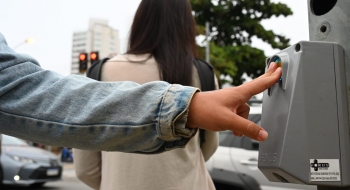 Prefeito Sandro Mabel entrega 52 botoeiras sonoras para garantir acessibilidade a pessoas com deficiência visual